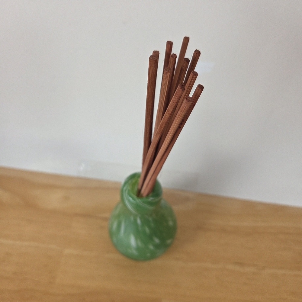 Green Swirled Glass Reed Diffuser - Picture 2 of 5
